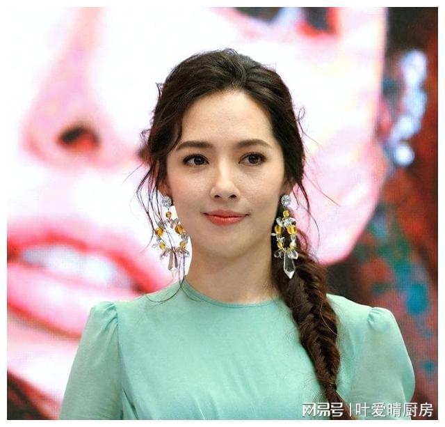 10位明星妻子哪位明星的老婆最漂亮龙8国际唯一网站娱乐圈颜值最高的(图3)