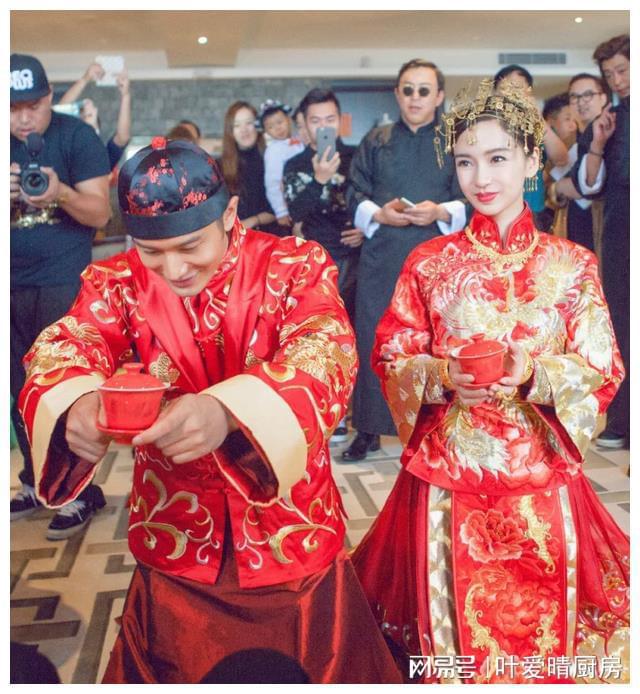 10位明星妻子哪位明星的老婆最漂亮龙8国际唯一网站娱乐圈颜值最高的(图11)